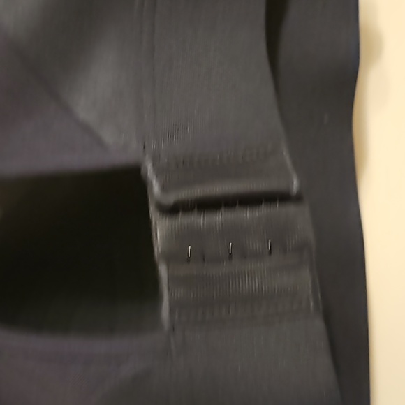 Under Armour Black Criss cross back padded sports Bra. NWT - Picture 4 of 6